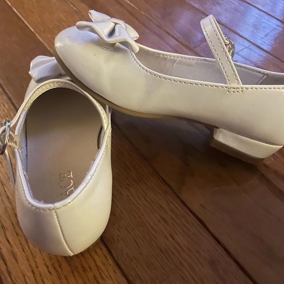 Children’s Place white patent leather flats with bow & buckle strap! So sweet - Picture 2 of 6